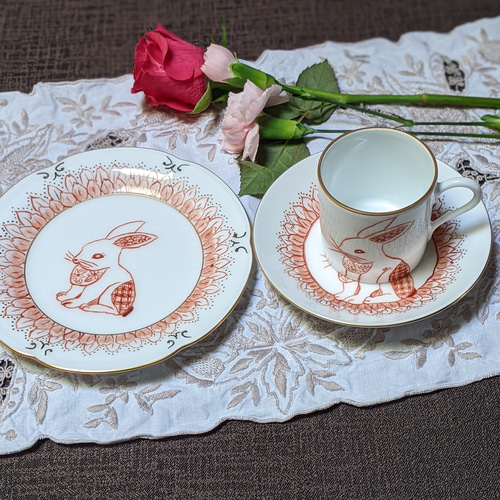 赤絵細描のデミタスカップとケーキ皿のセットです。ホワイトデーに