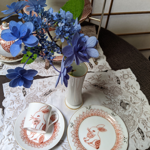 赤絵細描のデミタスカップとケーキ皿のセットです。ホワイトデーに