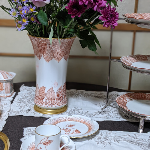 赤絵細描のデミタスカップとケーキ皿のセットです。素敵なティータイム