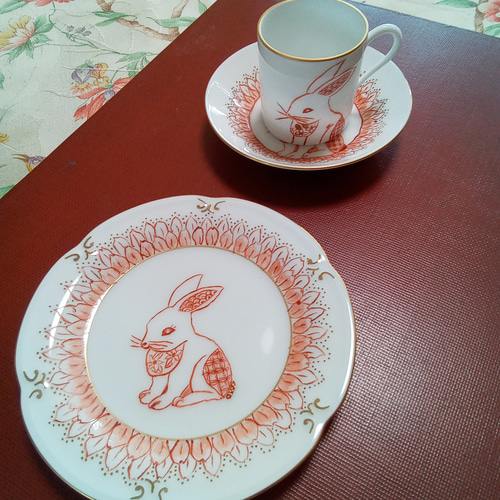 赤絵細描のデミタスカップとケーキ皿のセットです。素敵なティータイム