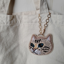 ビーズ刺繍◆猫のバッグチャーム＊ベージュ 4枚目の画像