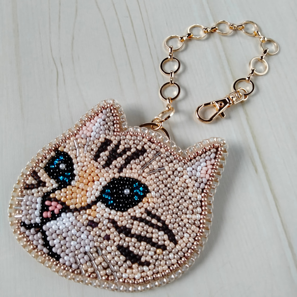 ビーズ刺繍◆猫のバッグチャーム＊ベージュ 2枚目の画像