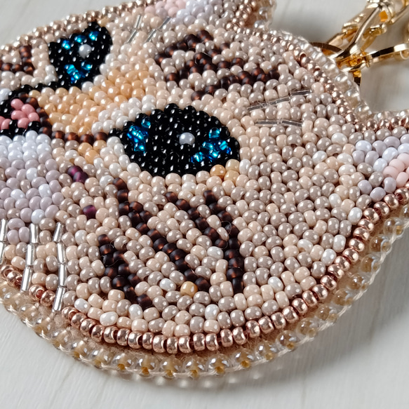 ビーズ刺繍◆猫のバッグチャーム＊ベージュ 5枚目の画像