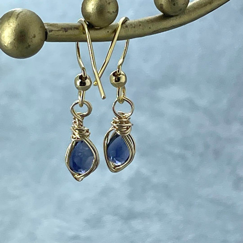 宝石質アイオライトの14kgf ワイヤーラッピングピアス ピアス（フック