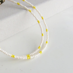 ドットデザイン イエロー × ホワイト ガラスビーズネックレス 黄色 3枚目の画像