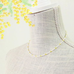 ドットデザイン イエロー × ホワイト ガラスビーズネックレス 黄色 2枚目の画像