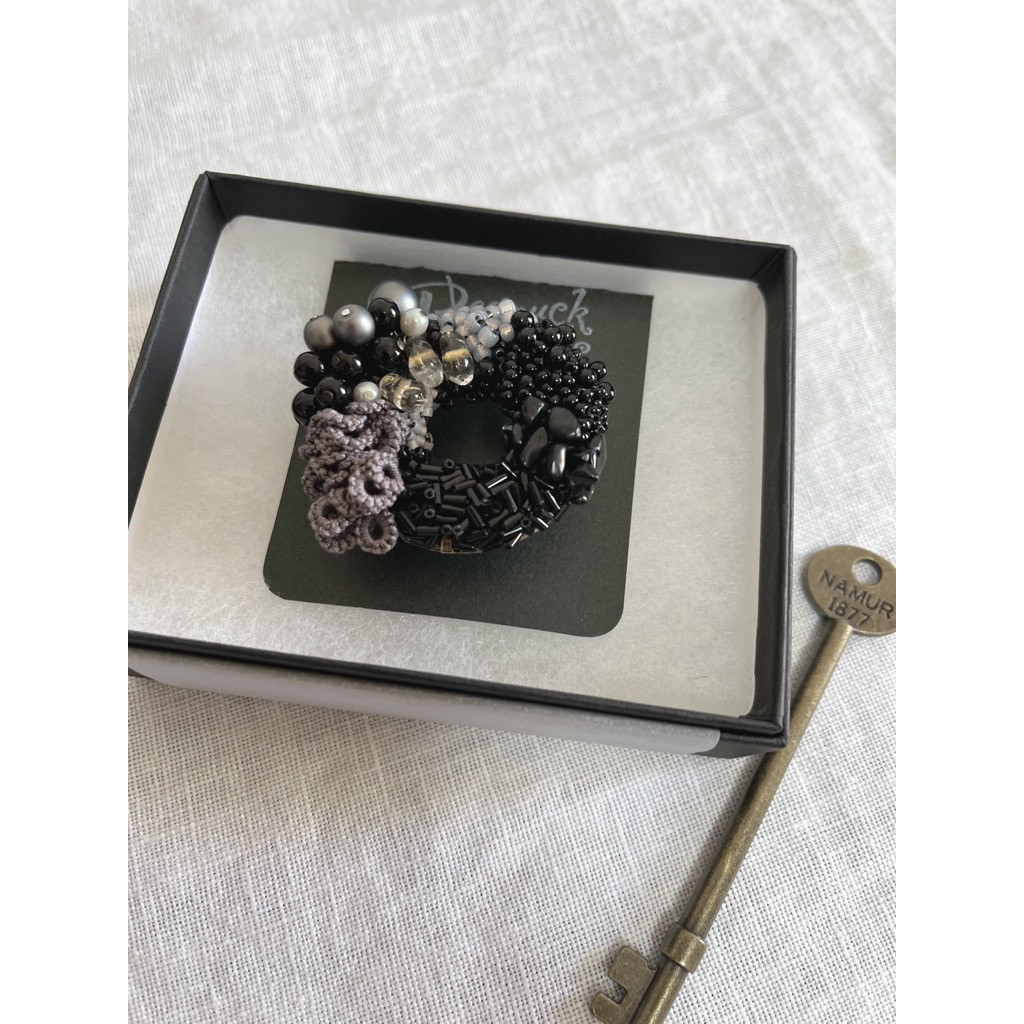 #B001：ブローチ『タディングレースとビーズのブローチ』（黒×グレー）
