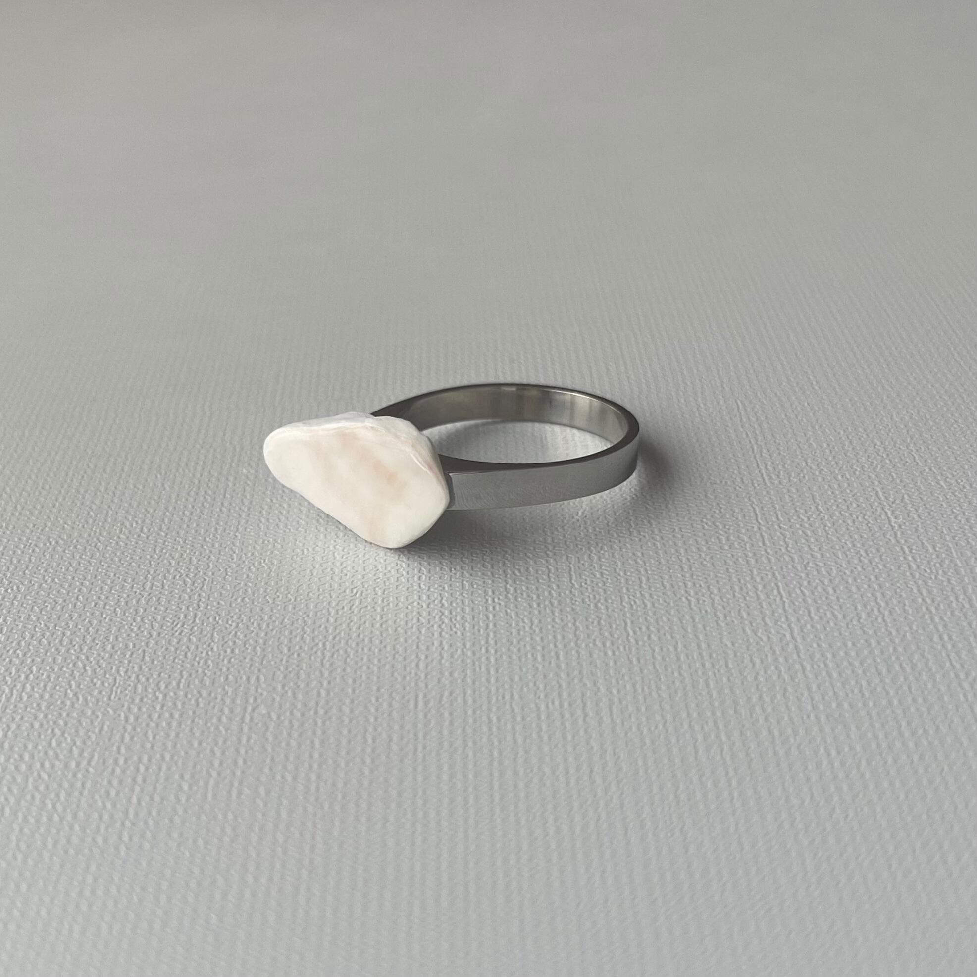 大粒の牡蠣殻リング サージカルステンレス/桜色大ぶりリング 一点物 個性派 大きめ 13号