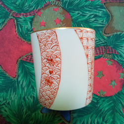赤絵細描のマグカップとケーキ皿です。兎と赤絵の紋様を九谷赤絵の具で大倉陶園白磁に描きました。creema陶器市2024 10枚目の画像