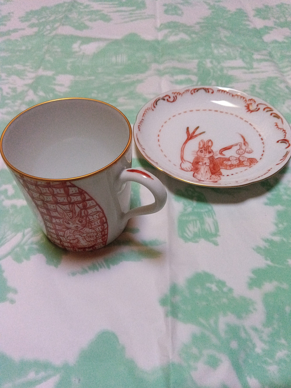 赤絵細描のマグカップとケーキ皿で素敵なティータイムはいかがですか