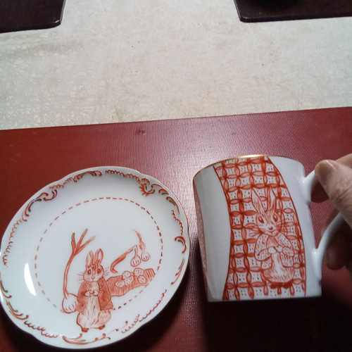 赤絵細描のマグカップとケーキ皿で素敵なティータイムはいかがですか
