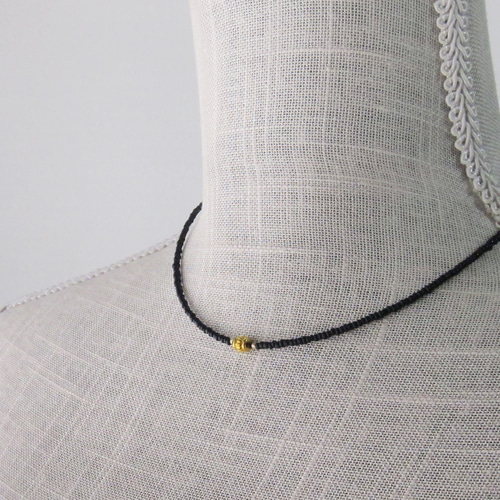 ブラックビーズ ネックレス ゴールドアクセント ブラックオニキス×ゴールドの3連ネックレス チョーカーにも 重ね付け