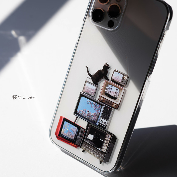 櫻花電視機旁的貓咪圖案 iPhone 手機殼，適用於 iPhone 17+，簡約透明，安卓 第6張的照片