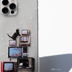 櫻花電視機旁的貓咪圖案 iPhone 手機殼，適用於 iPhone 17+，簡約透明，安卓 第4張的照片