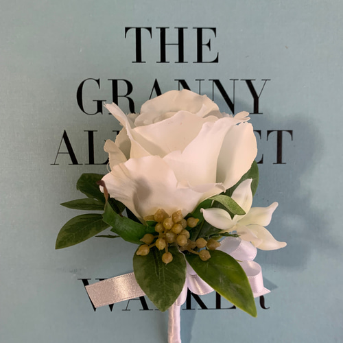 白とグリーンのナチュラルクラッチブーケ＆ブートニア【アーティ