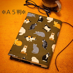 【Ａ５判サイズ】猫図鑑柄ブックカバー 1枚目の画像