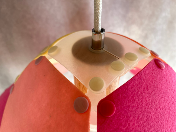 フェルト製ランプシェード　ペンダントライト　六角形　ピンク×ホワイト 8枚目の画像