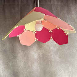 フェルト製ランプシェード　ペンダントライト　六角形　ピンク×ホワイト 1枚目の画像
