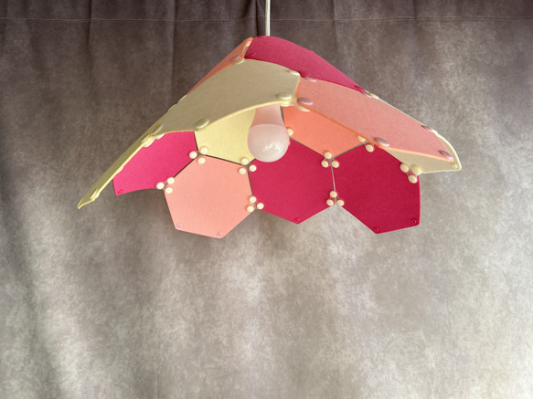 フェルト製ランプシェード　ペンダントライト　六角形　ピンク×ホワイト 1枚目の画像