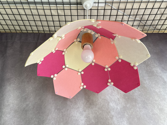 フェルト製ランプシェード　ペンダントライト　六角形　ピンク×ホワイト 4枚目の画像