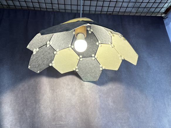フェルト製ランプシェード　ペンダントライト　六角形　ホワイト×グレー 5枚目の画像