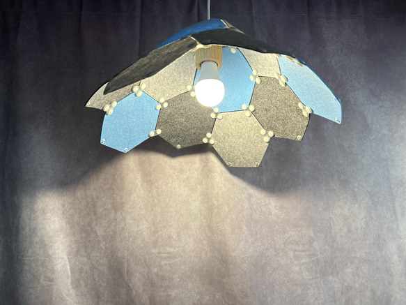 フェルト製ランプシェード　ペンダントライト　六角形　グレー×ブルー 4枚目の画像