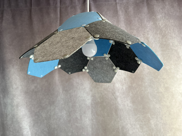 フェルト製ランプシェード　ペンダントライト　六角形　グレー×ブルー 5枚目の画像