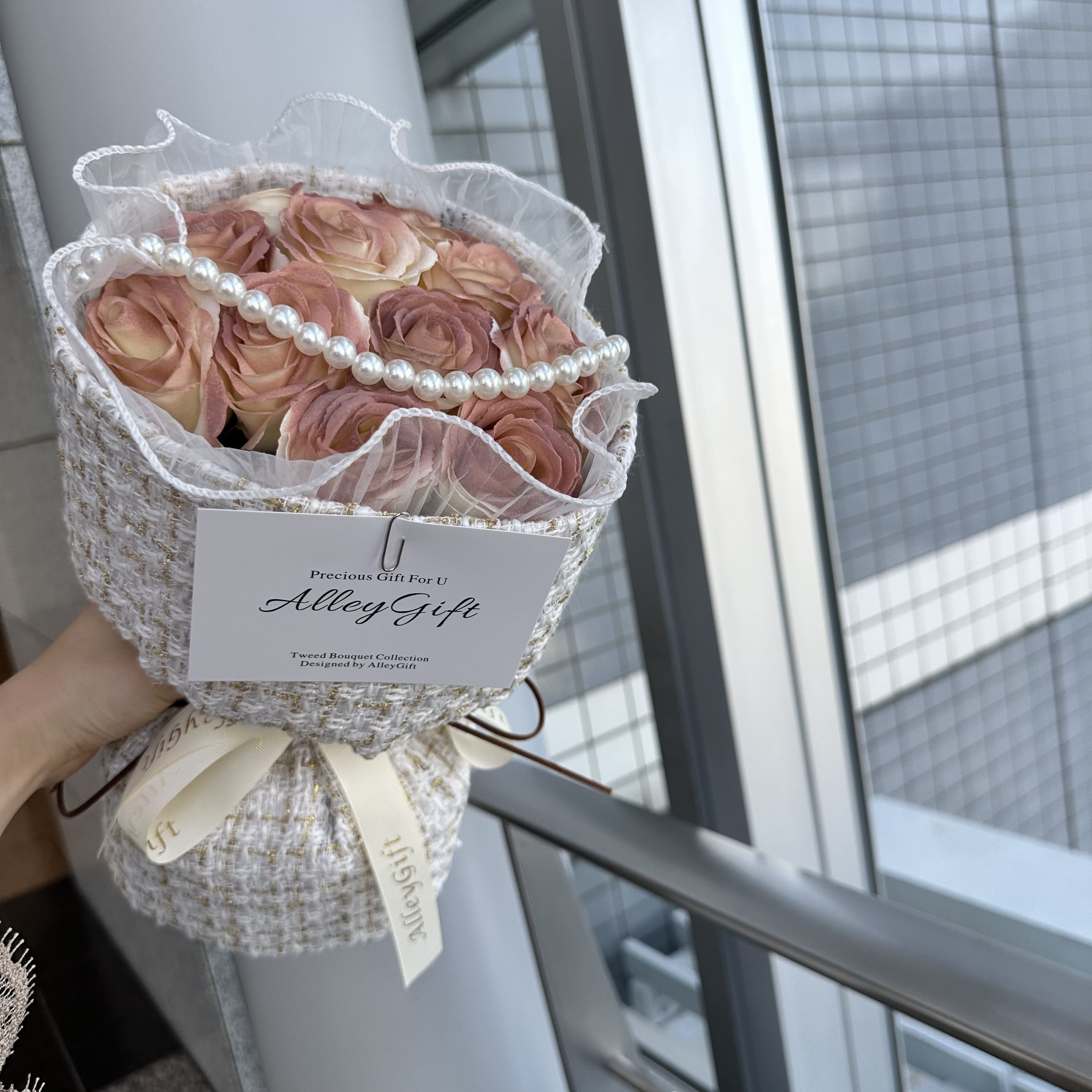 ツイードブーケ・ワンホンブーケ　Tiktokで200万回再生されたバズり花束　白 | Perle Bouquet