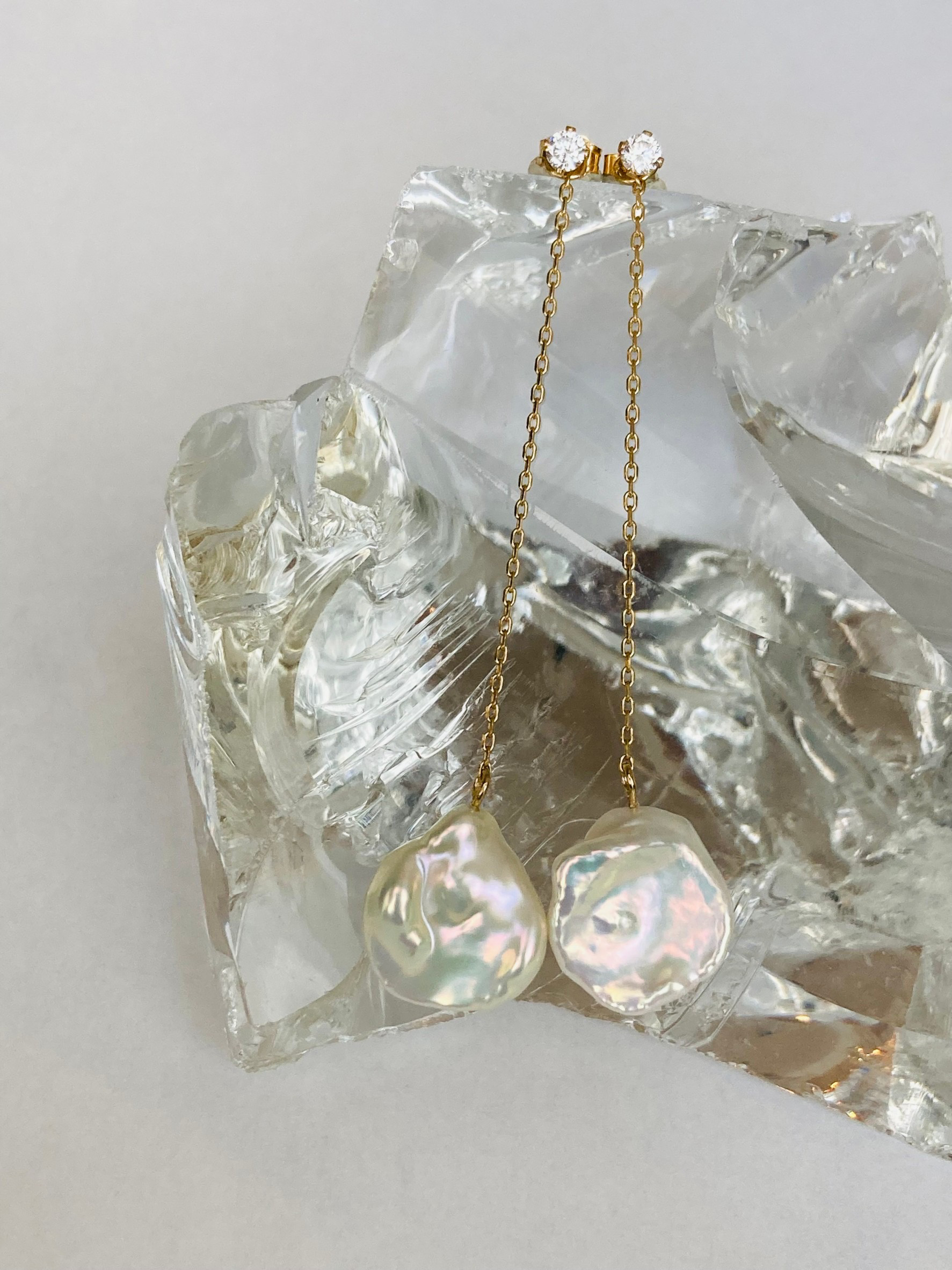 2WAY メタリック系ペタルパールのロングチェーンピアス　イヤリングへ変更可能