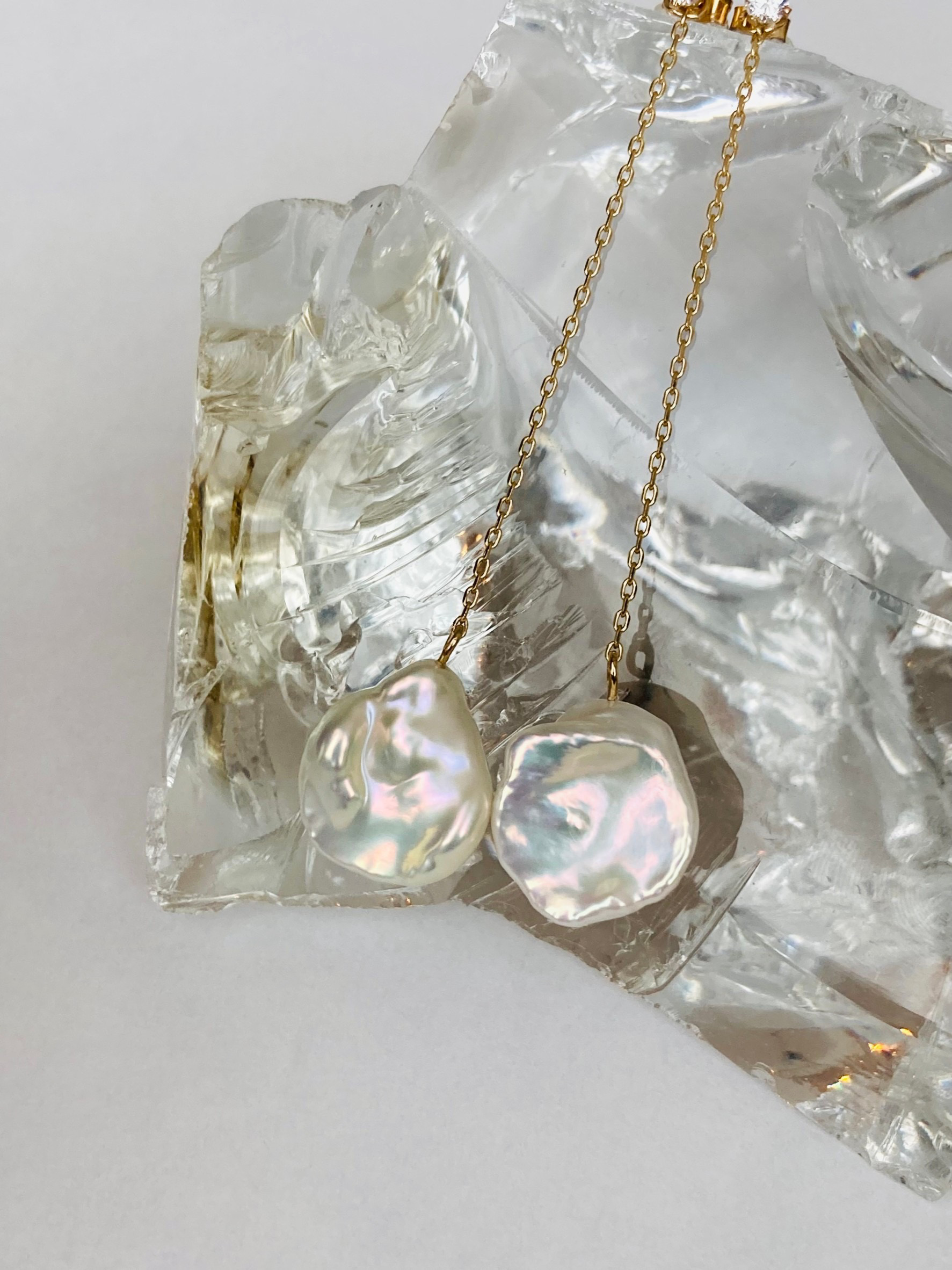 2WAY メタリック系ペタルパールのロングチェーンピアス　イヤリングへ変更可能