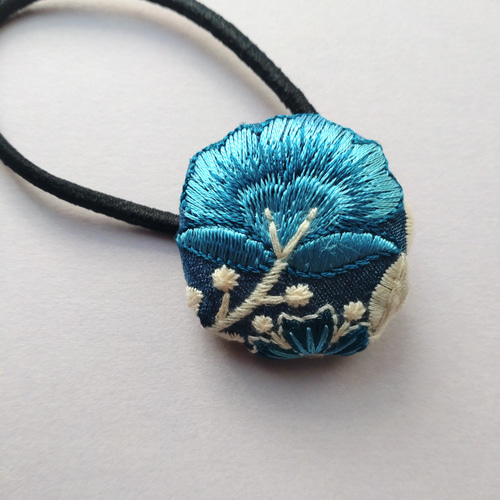 レジンヘアゴム　インド刺繍リボン　ベージュ　紫陽花　2連　綺麗個性的 レジンヘアゴム インド刺繍リボン ベージュ 紫陽花 2連 綺麗個性的