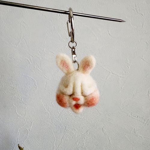 chaco様 うさぎさん 羊毛フェルトストラップ 口開けたしかめっ面 うさぎさんの顔だけキーホルダー 羊毛フェルト