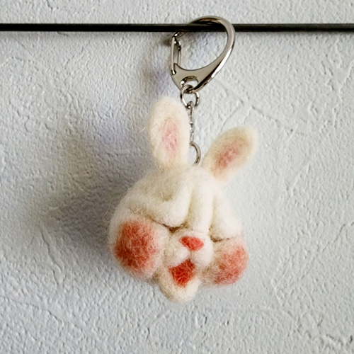 口開けたしかめっ面 うさぎさんの顔だけキーホルダー 羊毛フェルト