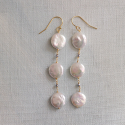 white round Pearl（earring）まるい虹色のパールとヘマタイトを合わせた揺れる耳飾り 3枚目の画像
