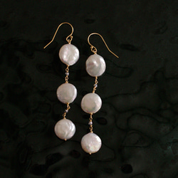 white round Pearl（earring）まるい虹色のパールとヘマタイトを合わせた揺れる耳飾り 1枚目の画像