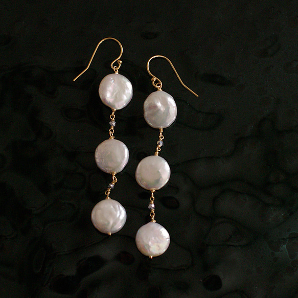 white round Pearl（earring）まるい虹色のパールとヘマタイトを合わせた揺れる耳飾り 1枚目の画像