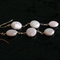 white round Pearl（earring）まるい虹色のパールとヘマタイトを合わせた揺れる耳飾り 6枚目の画像