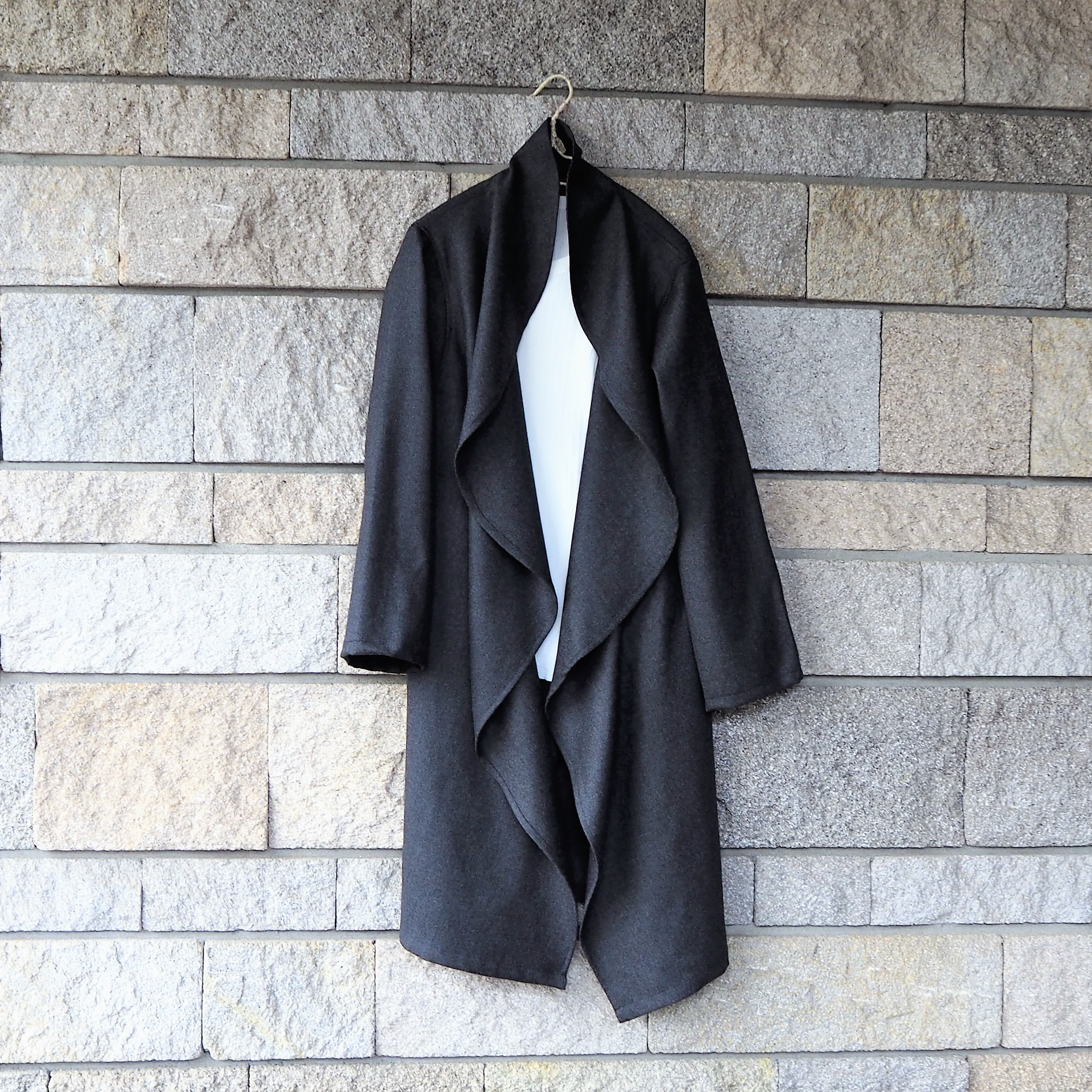 ライト秋・春ウールニット　チャコールグレー　　前ドレープコーディガン