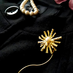 セレモニー.コーデポイントに【dandelion/たんぽぽ】gold×淡水パールのswing stem ブローチ 7枚目の画像