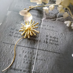 セレモニー.コーデポイントに【dandelion/たんぽぽ】gold×淡水パールのswing stem ブローチ 5枚目の画像
