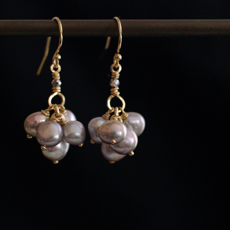 fusa : gray Pearl（earring） グレイパールをまるい房にした耳飾り