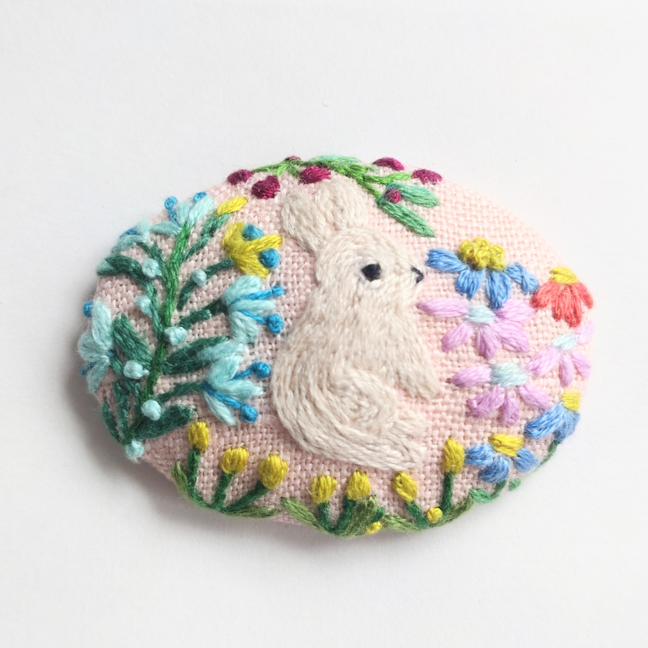 こうさぎと草花の刺繍ブローチ【Botanical】