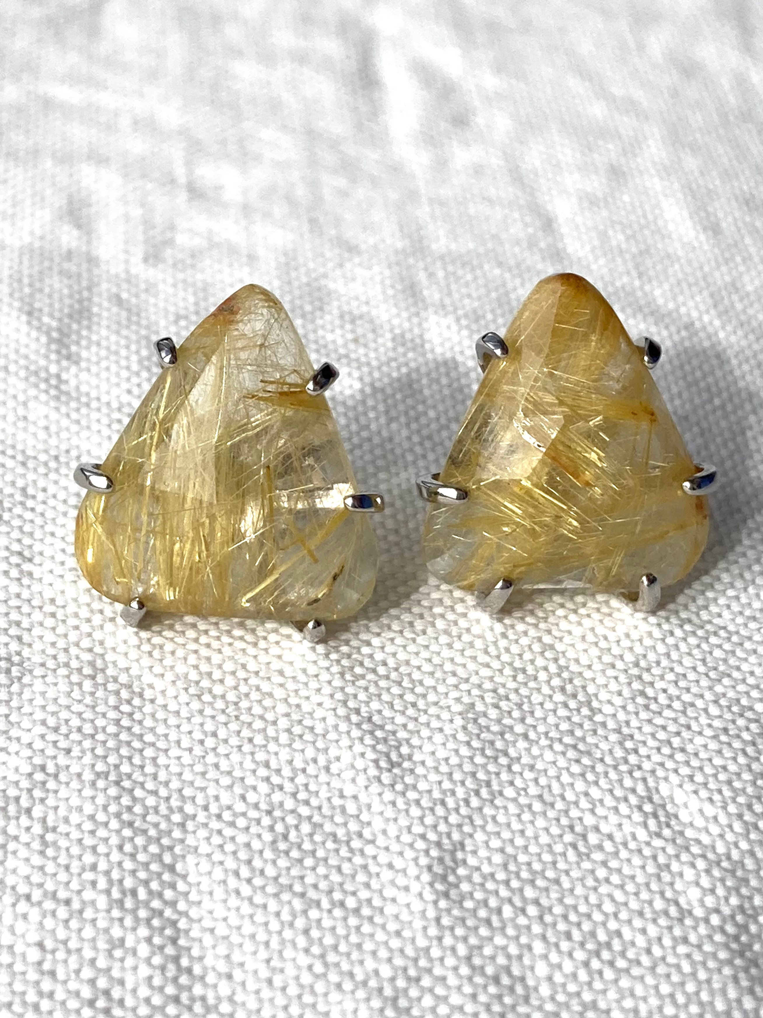 流星群　大粒17×15mm ゴールデンルチルクォーツ　ロジウムコーティングシルバー925 スタッドピアス　水晶　三角