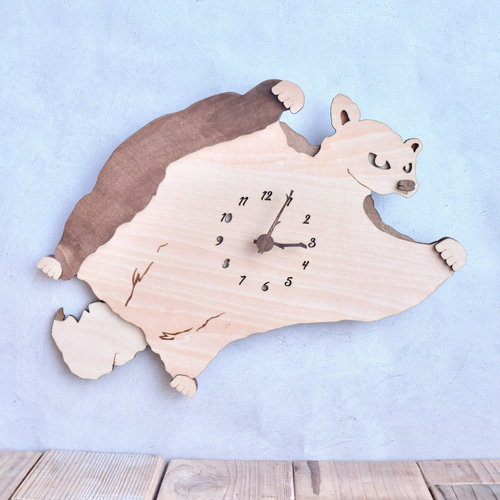 夜の帳が下りた森を飛び廻るモモンガ レギュラーサイズ 時計 木製