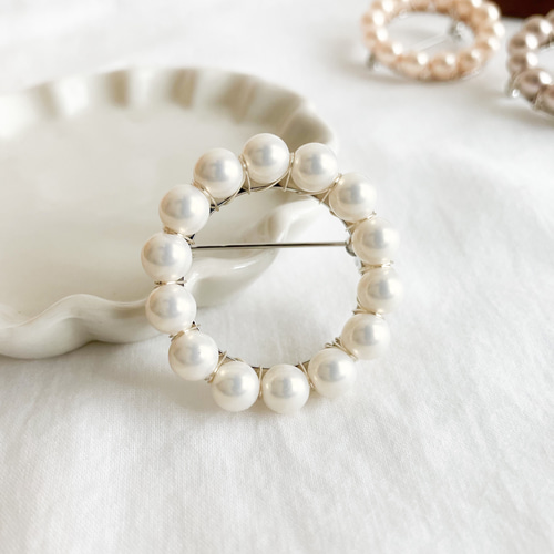 ホワイト) ワイヤーで固定 ◯6mmパールの シンプルサークルブローチ