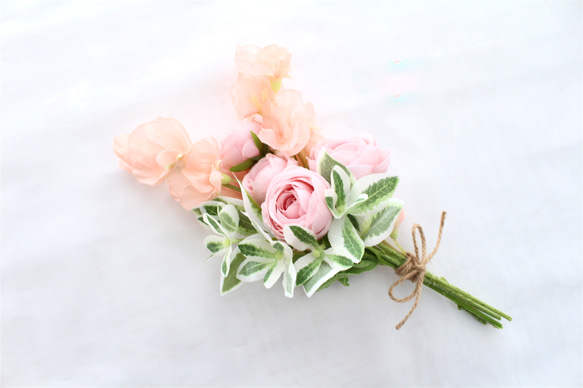 ✮【小さな花束シリーズ】ラナンキュラスとスイートピーの小さな花束。器と器の飾りはオプションで購入できます 4枚目の画像