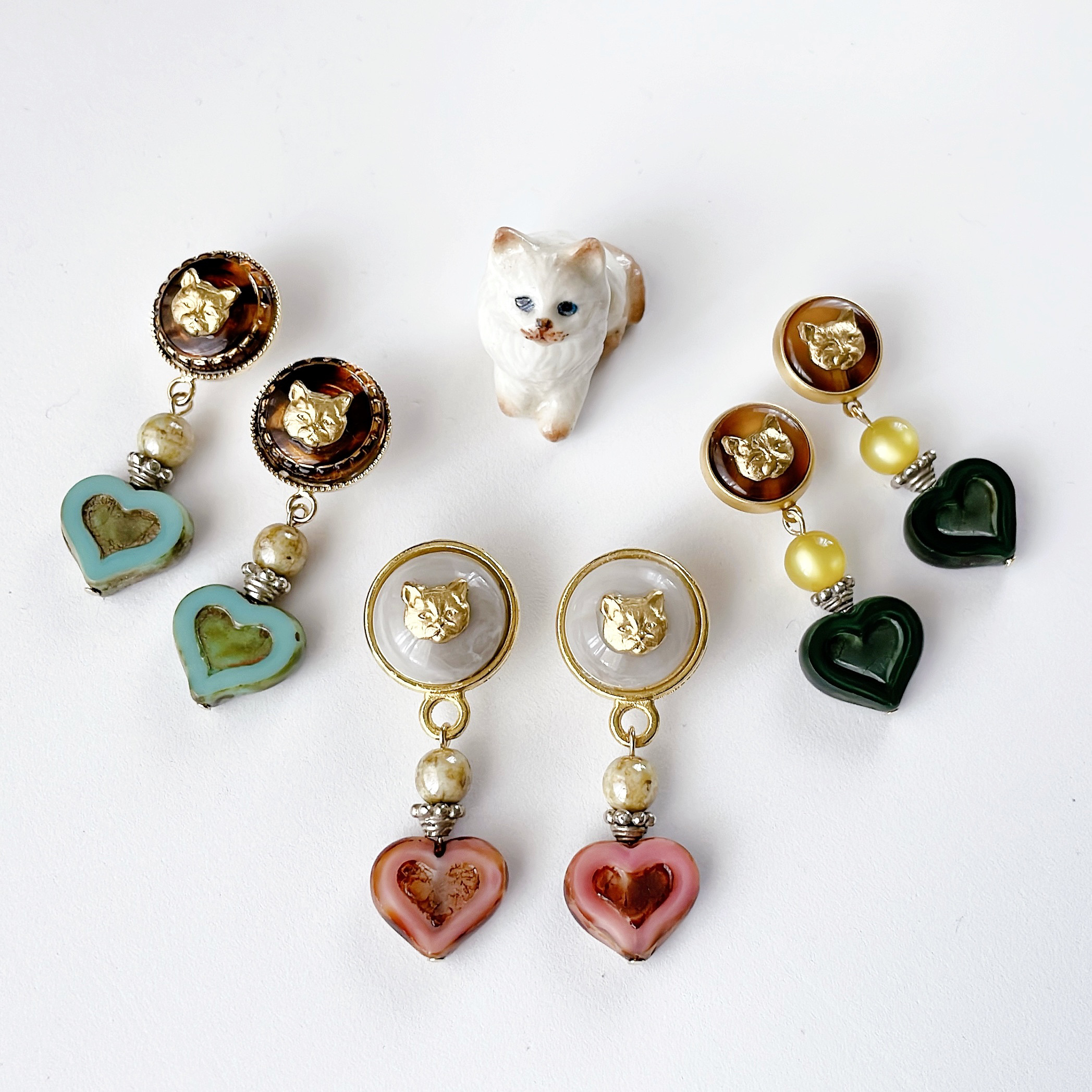 夢の肖像画 / 猫の真鍮パーツがかわいいハートのチェコビーズのピアス
