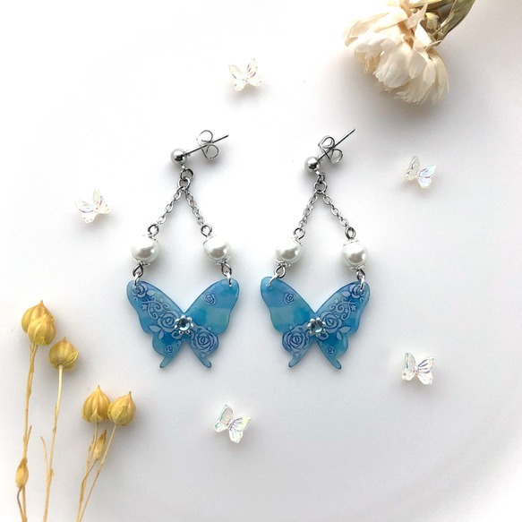 大きな蝶と薔薇柄のピアス/イヤリング　blue color 1枚目の画像