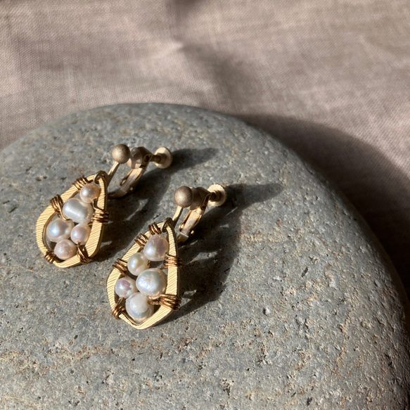 淡水パールイヤリング – Freshwater Pearl Earrings – 7枚目の画像