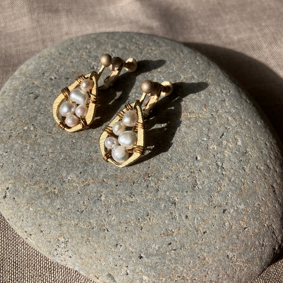 淡水パールイヤリング – Freshwater Pearl Earrings – 4枚目の画像